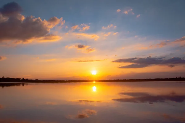 Sonnenuntergang Reflexion Lagune. schöner Sonnenuntergang hinter den Wolken und — Stockfoto