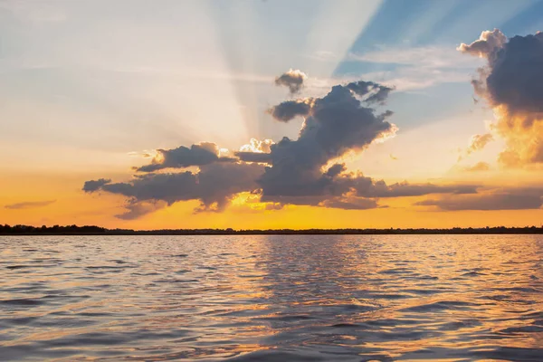 Lagoa de reflexão do pôr do sol. belo pôr do sol atrás das nuvens e — Fotografia de Stock