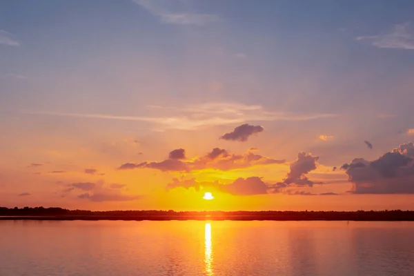 Laguna de reflexión al atardecer. hermosa puesta de sol detrás de las nubes y — Foto de Stock