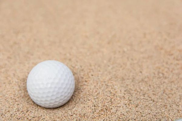 Selektiver Fokus des weißen Golfballs auf Sandbunker — Stockfoto