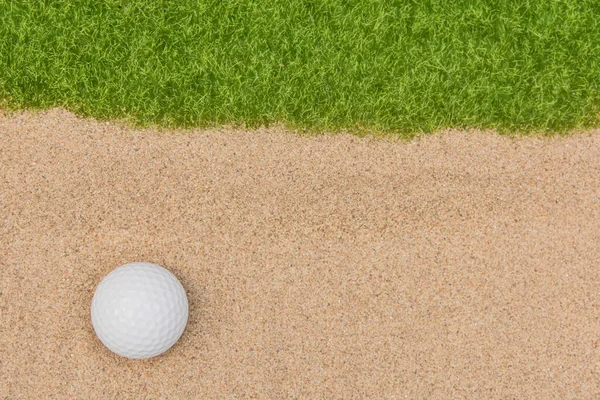 Witte golfbal in zandbunker op golfcour — Stockfoto