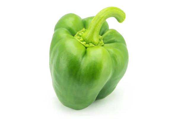 Pimenta verde ou Pimenta doce ou Capcicum isolado em branco — Fotografia de Stock