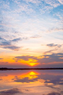 Gün batımı yansıma gölü. Bulutların ardında güzel bir gün batımı