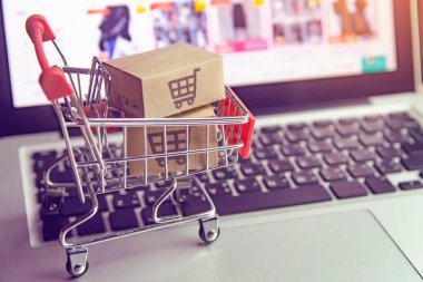 Çevrimiçi alışveriş kavramı - Paket veya karton kutu ve alışveriş