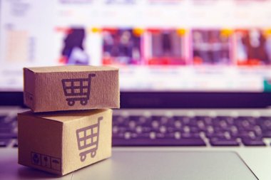 İnternetten alışveriş - karton kutular ya da alışveriş arabalı paket