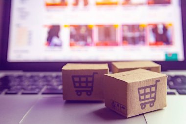 İnternetten alışveriş - karton kutular ya da alışveriş arabalı paket