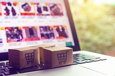 İnternetten alışveriş - karton kutular ya da alışveriş arabalı paket