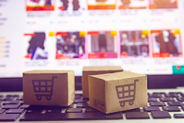 İnternetten alışveriş - karton kutular ya da alışveriş arabalı paket