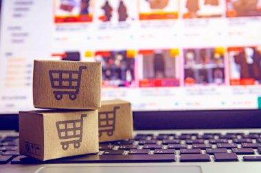 İnternetten alışveriş - karton kutular ya da alışveriş arabalı paket