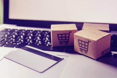 İnternetten alışveriş - karton kutular ya da alışveriş arabalı paket
