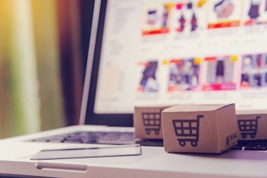İnternetten alışveriş - karton kutular ya da alışveriş arabalı paket