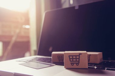 İnternetten alışveriş - karton kutular ya da alışveriş arabalı paket