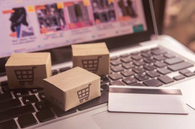 İnternetten alışveriş - karton kutular ya da alışveriş arabalı paket
