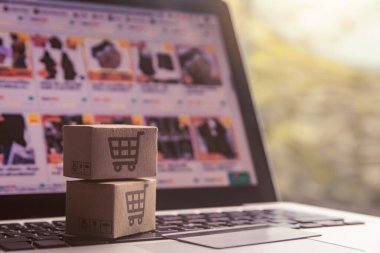 İnternetten alışveriş - karton kutular ya da alışveriş arabalı paket