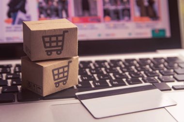 İnternetten alışveriş - karton kutular ya da alışveriş arabalı paket