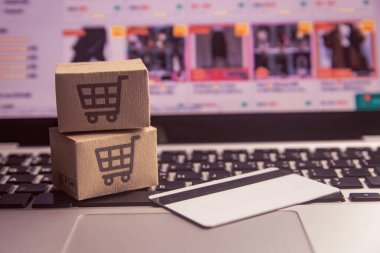 İnternetten alışveriş - karton kutular ya da alışveriş arabalı paket
