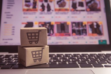 İnternetten alışveriş - karton kutular ya da alışveriş arabalı paket
