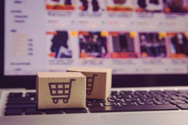 İnternetten alışveriş - karton kutular ya da alışveriş arabalı paket
