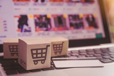İnternetten alışveriş - karton kutular ya da alışveriş arabalı paket