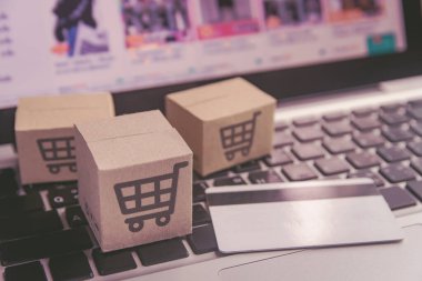 İnternetten alışveriş - karton kutular ya da alışveriş arabalı paket
