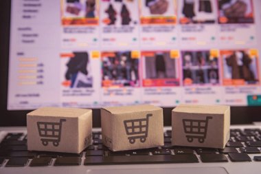 İnternetten alışveriş - karton kutular ya da alışveriş arabalı paket