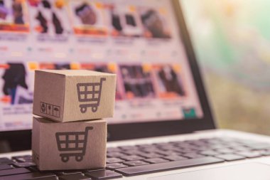 İnternetten alışveriş - karton kutular ya da alışveriş arabalı paket
