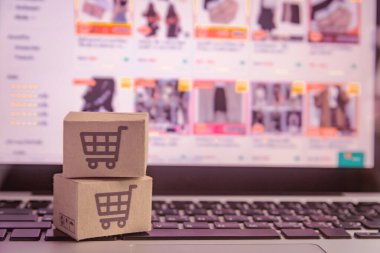İnternetten alışveriş - karton kutular ya da alışveriş arabalı paket