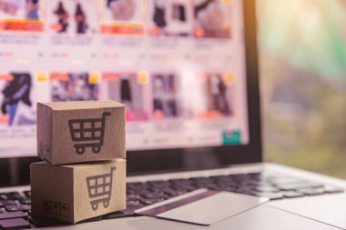 İnternetten alışveriş - karton kutular ya da alışveriş arabalı paket