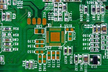 Elektronik devre kartındaki boş mikroçipi kapat.