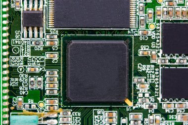 Elektronik devre kartındaki boş mikroçipi kapat.