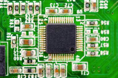 Elektronik devre kartındaki boş mikroçipi kapat.