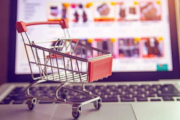 Shopping online concept - winkelwagen of trolley op een laptop k — Stockfoto