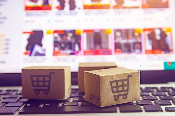 Online shopping - Paper cartons or parcel with a shopping cart l — Stock Photo, Image