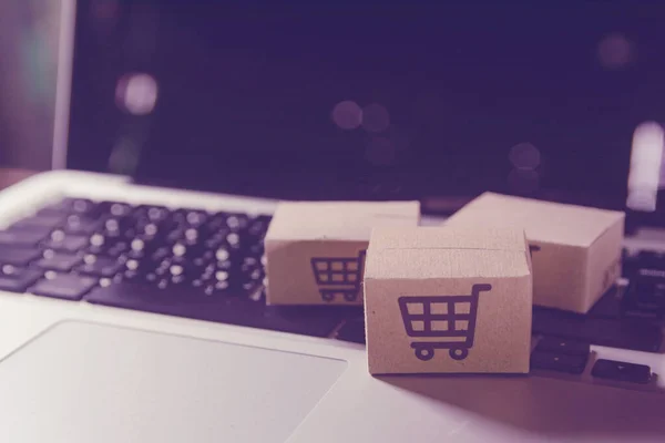 Online shopping - Paper cartons or parcel with a shopping cart l — Stock Photo, Image