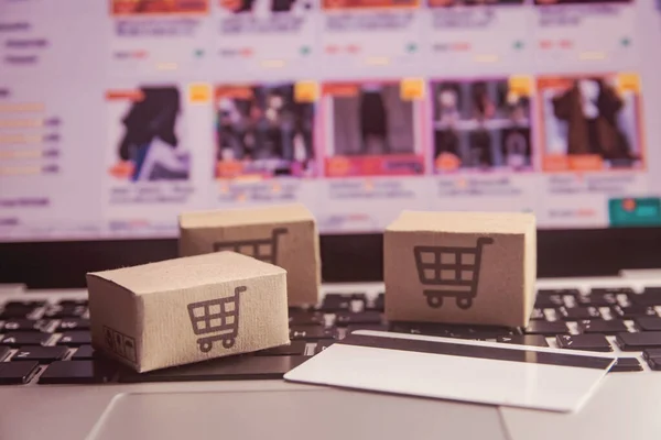 온라인 쇼핑 - 종 이 상자나 쇼핑 카트 L 이 들어 있는 꾸러미 — 스톡 사진