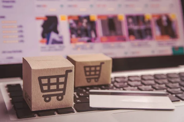 İnternetten alışveriş - karton kutular ya da alışveriş arabalı paket