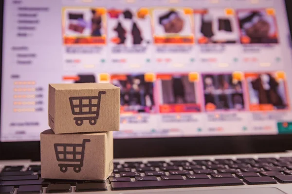 İnternetten alışveriş - karton kutular ya da alışveriş arabalı paket