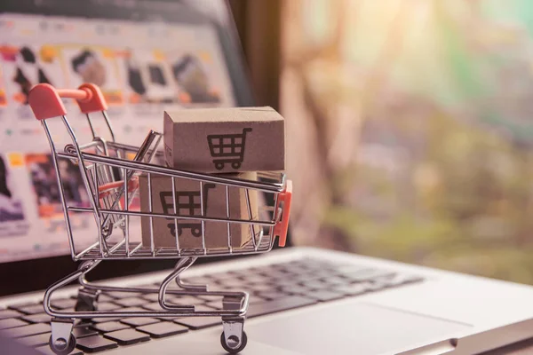 Çevrimiçi alışveriş kavramı - Paket veya karton kutu ve alışveriş