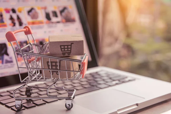 Winkelen online concept - Pakket of Papieren dozen met een shoppin — Stockfoto