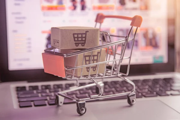 Online-Shopping-Konzept - Paket- oder Papierkartons mit Shoppin — Stockfoto