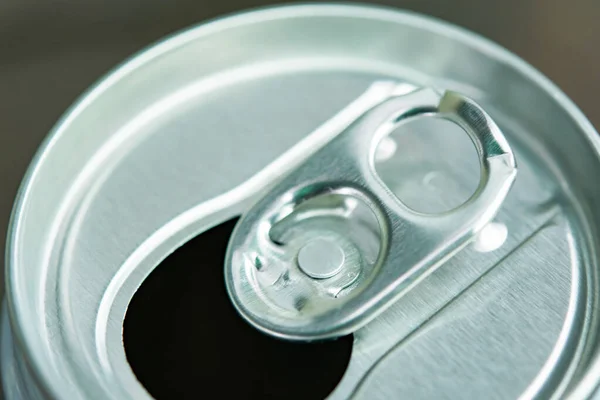 缶の閉じリングプルタブアルミニウム — ストック写真