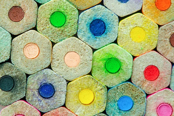 Närbild stack av färgade pennor bakgrund. — Stockfoto