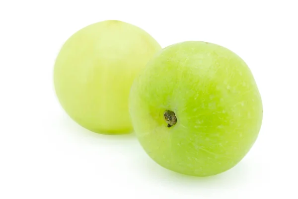 Indiase kruisbes, amla groene vruchten geïsoleerd op witte achtergrond — Stockfoto