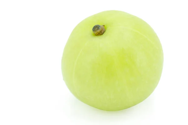 Indische Stachelbeere, amla grüne Früchte isoliert auf weißem Hintergrund — Stockfoto