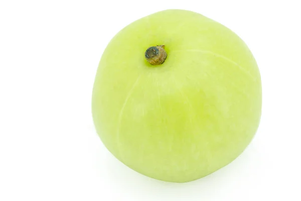 Індійський аґрус - зелені фрукти, ізольовані на білій хребті. — стокове фото