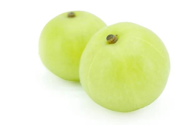 Indiase kruisbes, amla groene vruchten geïsoleerd op witte achtergrond — Stockfoto