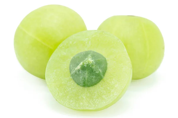 Φέτα ινδική φραγκοστάφυλο, amla πράσινα φρούτα που απομονώνονται σε λευκό bac — Φωτογραφία Αρχείου