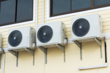 Klima kompresörü fahişenin duvarının dışına yerleştirildi.