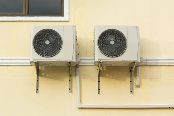 Airco compressor geïnstalleerd buiten de wand van de ho — Stockfoto