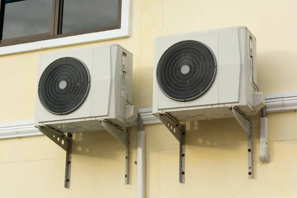 Compresseur de climatisation installé à l'extérieur du mur de la ho — Photo